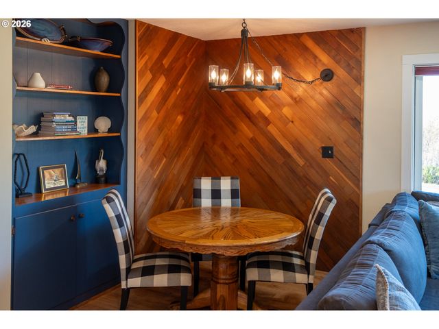 345 S CRESTLINE Dr, Waldport, OR 97394