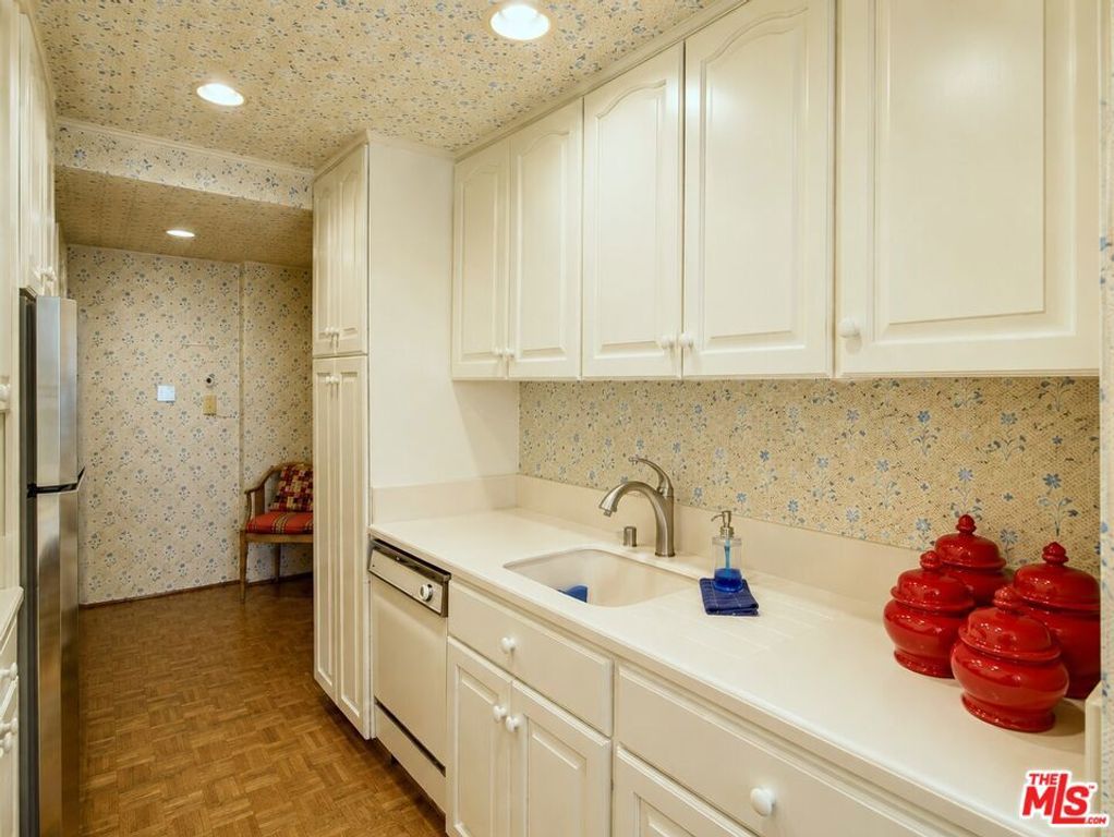 Image 19 of property listing at 10450 Wilshire Boulevard 10J, Los Angeles, CA 90024