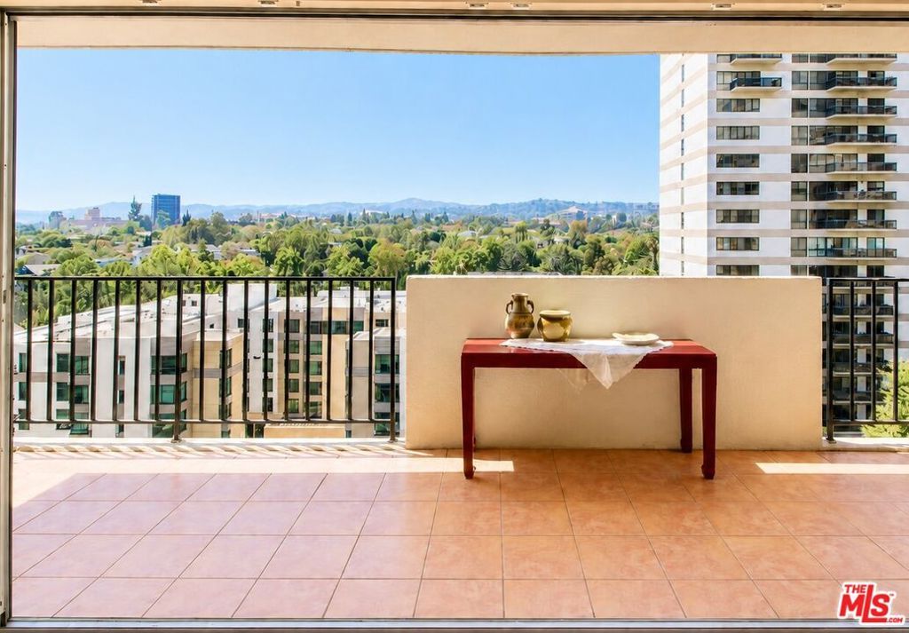 Image 2 of property listing at 10450 Wilshire Boulevard 10J, Los Angeles, CA 90024