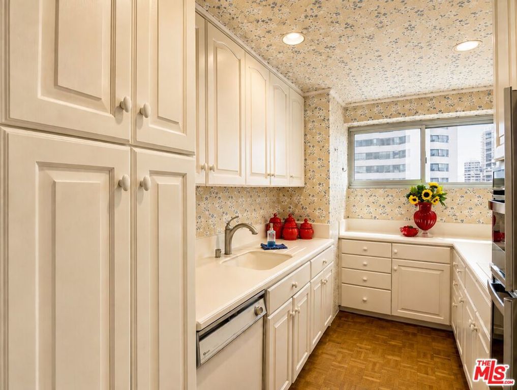 Image 21 of property listing at 10450 Wilshire Boulevard 10J, Los Angeles, CA 90024