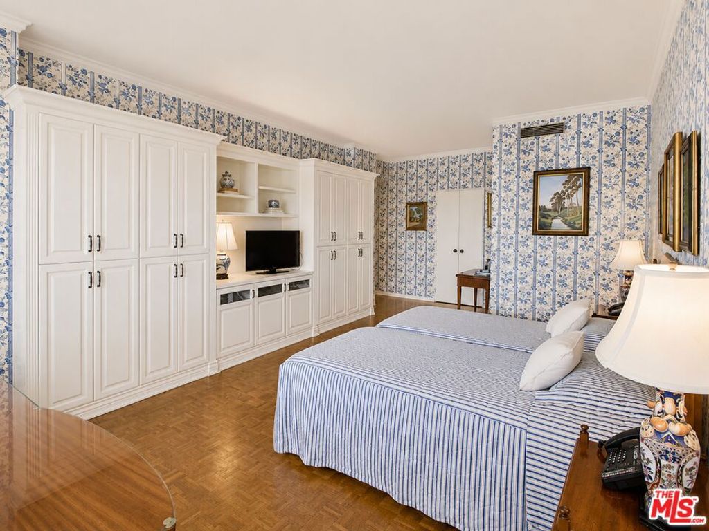 Image 26 of property listing at 10450 Wilshire Boulevard 10J, Los Angeles, CA 90024