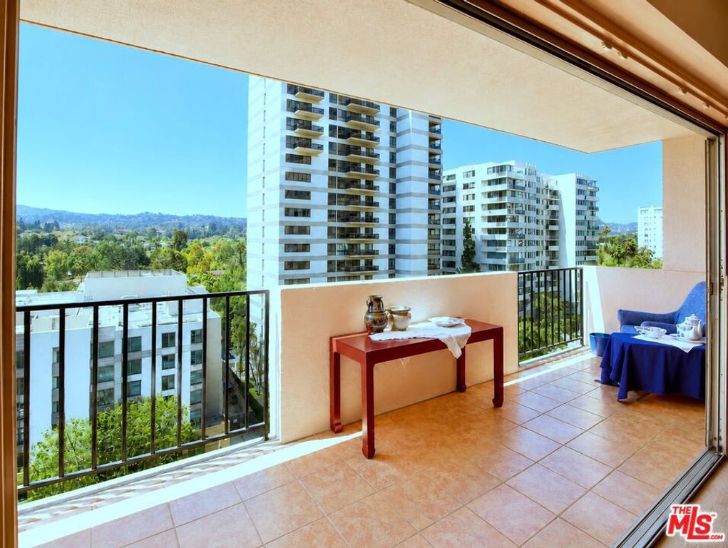 Image 3 of property listing at 10450 Wilshire Boulevard 10J, Los Angeles, CA 90024