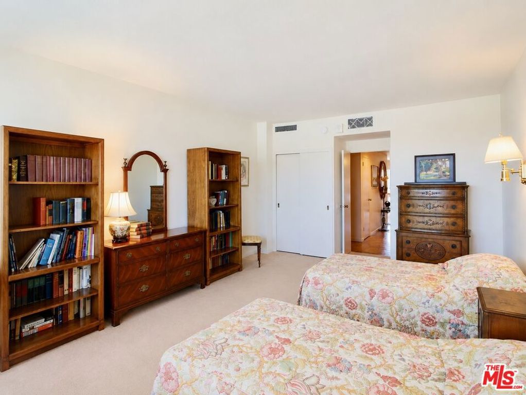 Image 32 of property listing at 10450 Wilshire Boulevard 10J, Los Angeles, CA 90024