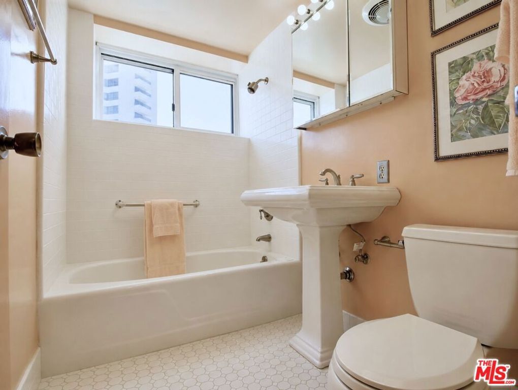 Image 34 of property listing at 10450 Wilshire Boulevard 10J, Los Angeles, CA 90024