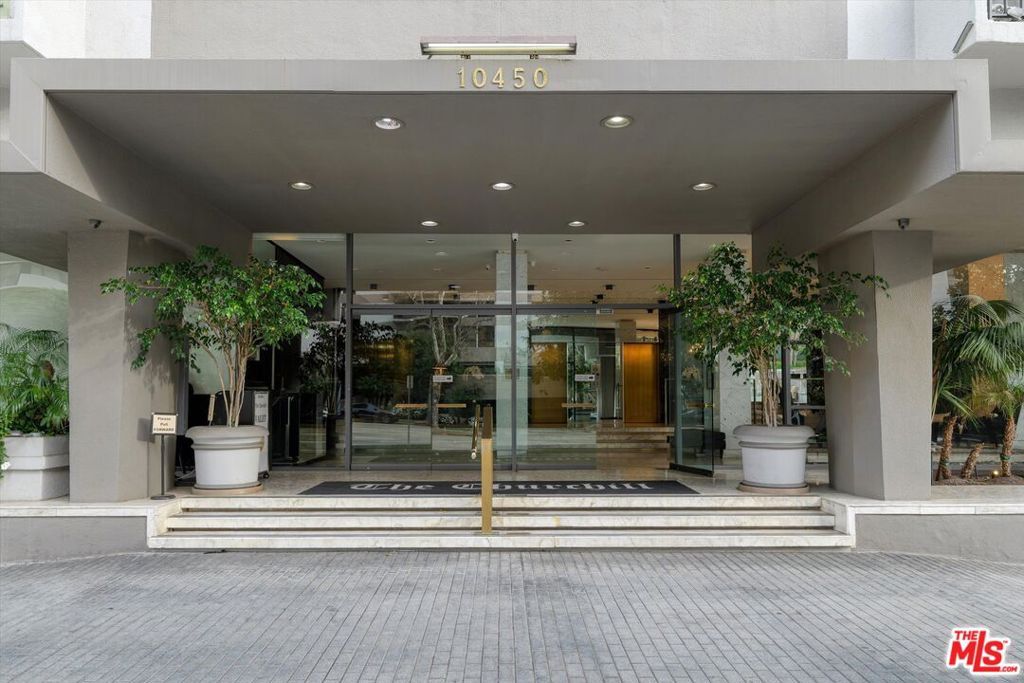 Image 38 of property listing at 10450 Wilshire Boulevard 10J, Los Angeles, CA 90024