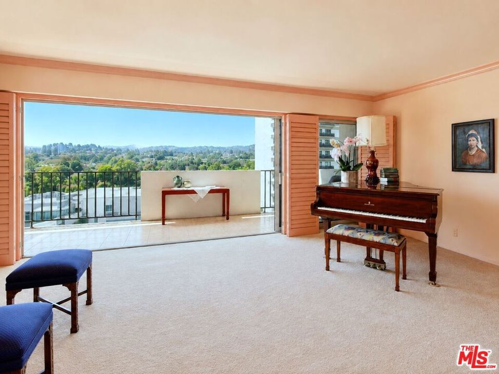 Image 5 of property listing at 10450 Wilshire Boulevard 10J, Los Angeles, CA 90024