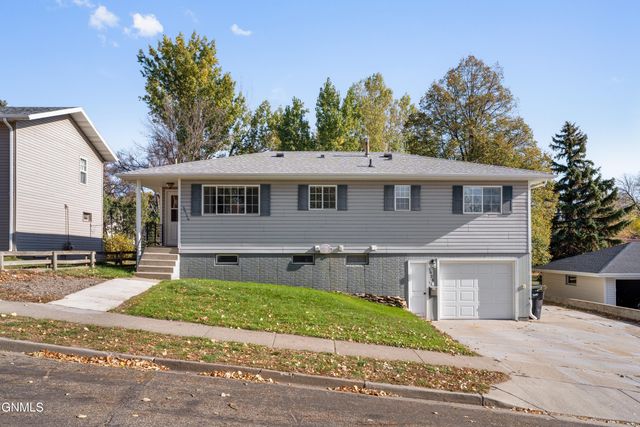 2926 Avenue C E, Bismarck, ND 58501 property photo