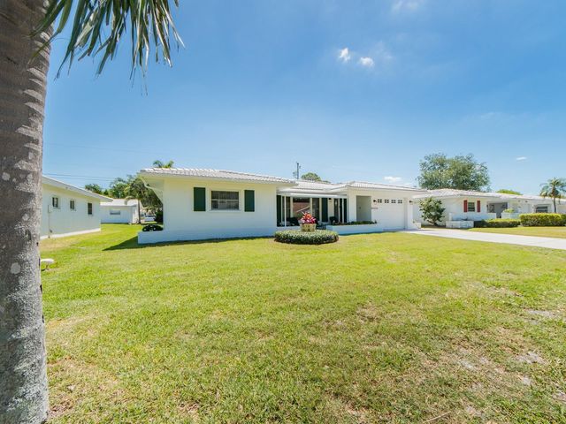 9227 143RD STREET, Seminole, FL 33776