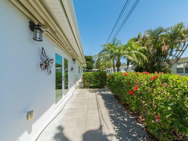 9227 143RD STREET, Seminole, FL 33776
