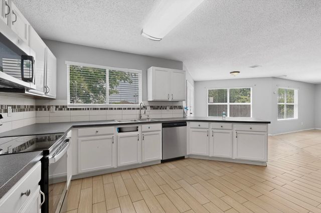 1001 Vicksburg Drive, Ennis, TX 75119