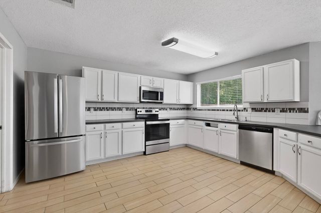 1001 Vicksburg Drive, Ennis, TX 75119