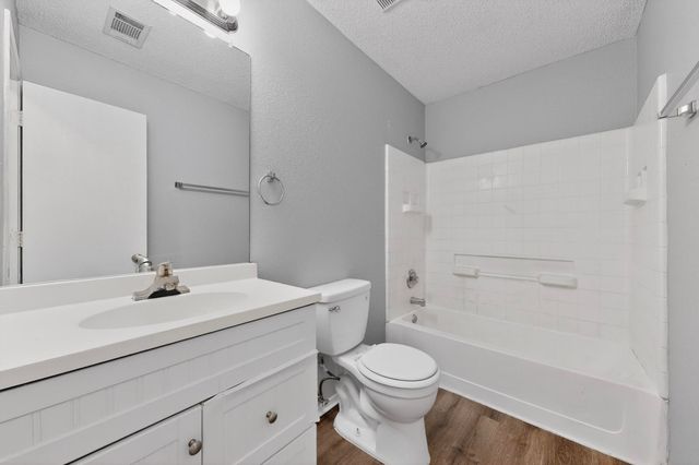 1001 Vicksburg Drive, Ennis, TX 75119