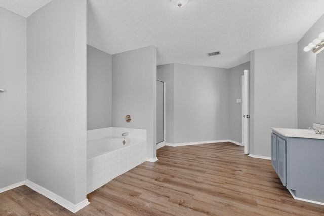 1001 Vicksburg Drive, Ennis, TX 75119