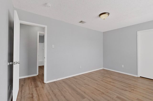 1001 Vicksburg Drive, Ennis, TX 75119