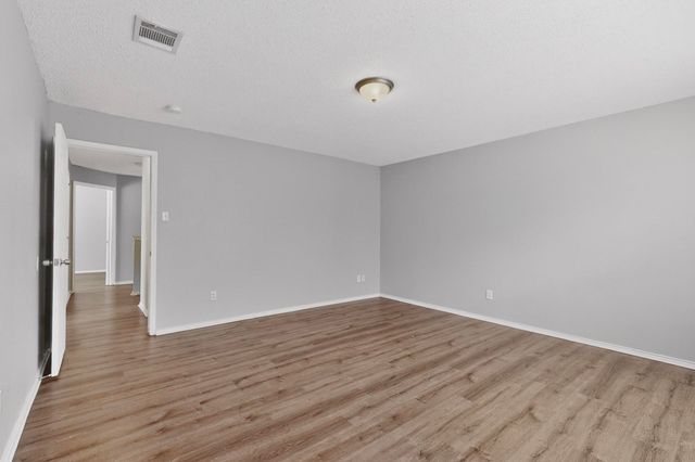 1001 Vicksburg Drive, Ennis, TX 75119