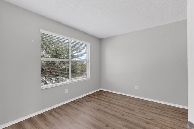 1001 Vicksburg Drive, Ennis, TX 75119