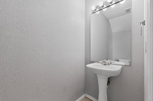 1001 Vicksburg Drive, Ennis, TX 75119