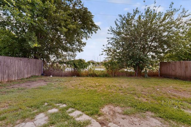 1001 Vicksburg Drive, Ennis, TX 75119