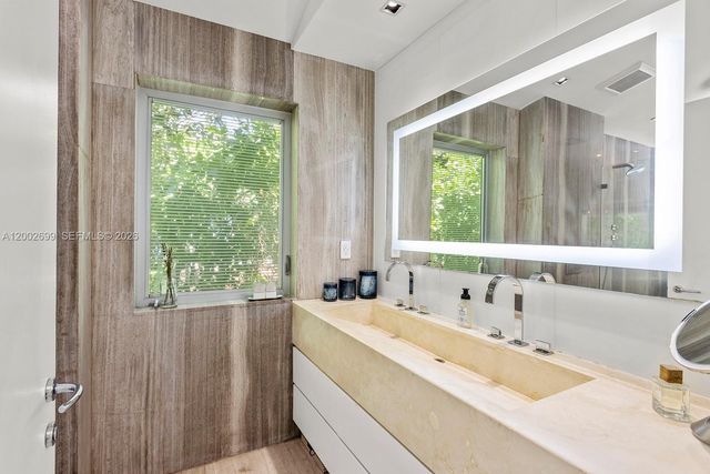 570 NE 52nd Ter 0, Miami, FL 33137