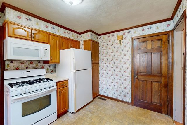 315 Hillside Ave, Holyoke, MA 01040