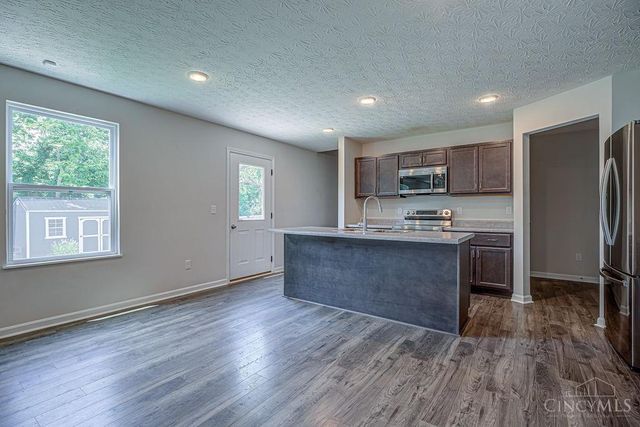 1221 Waterbury Drive, Carlisle, OH 45005