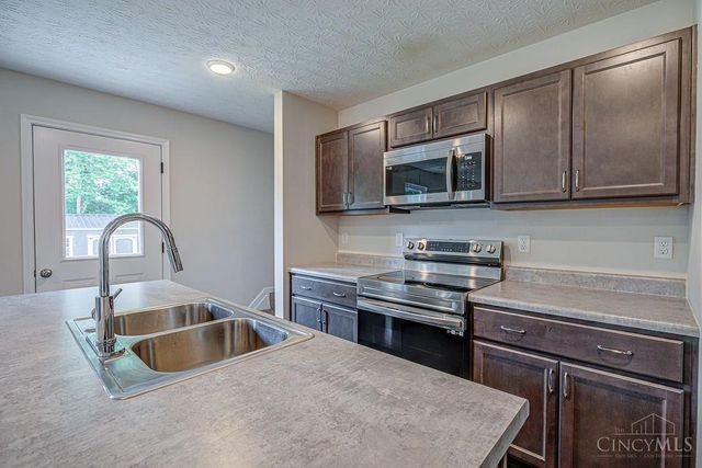 1221 Waterbury Drive, Carlisle, OH 45005