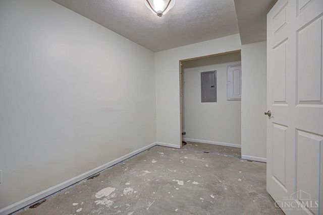 1221 Waterbury Drive, Carlisle, OH 45005