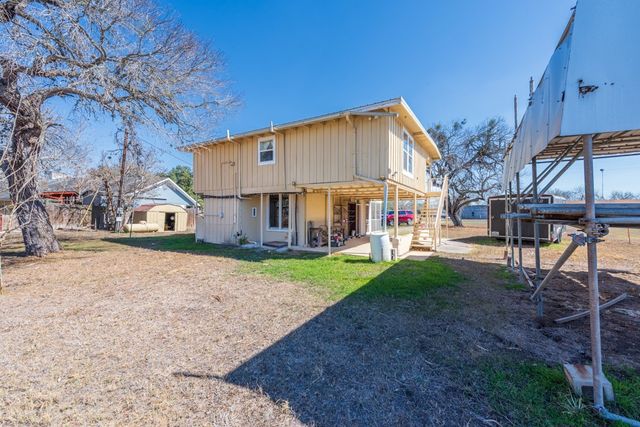 167 Buckeye Knoll Road, George West, TX 78022