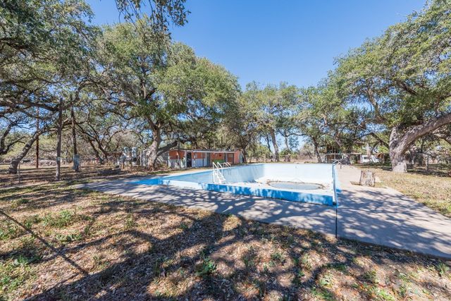 167 Buckeye Knoll Road, George West, TX 78022