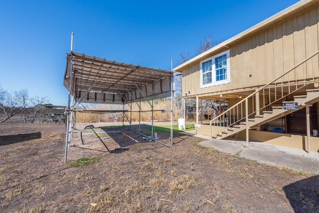167 Buckeye Knoll Road, George West, TX 78022