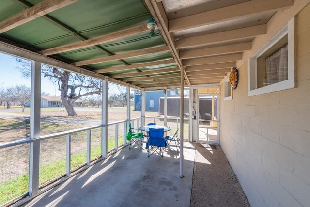 167 Buckeye Knoll Road, George West, TX 78022