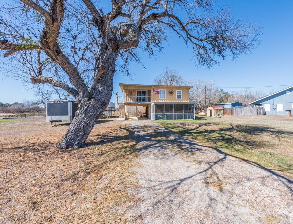 167 Buckeye Knoll Road, George West, TX 78022