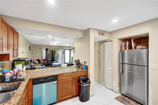 2419 NW 11th St 21-D, Miami, FL 33125