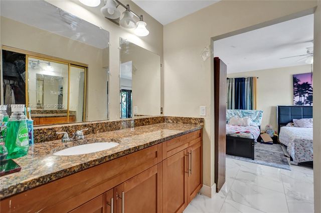 2419 NW 11th St 21-D, Miami, FL 33125