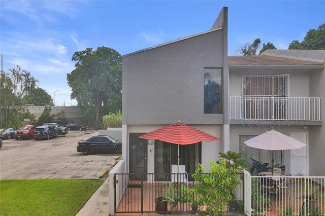 2419 NW 11th St 21-D, Miami, FL 33125