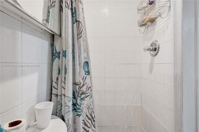2419 NW 11th St 21-D, Miami, FL 33125