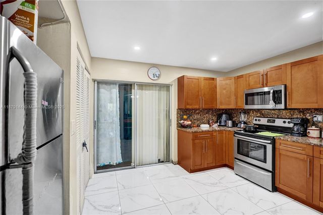 2419 NW 11th St 21-D, Miami, FL 33125