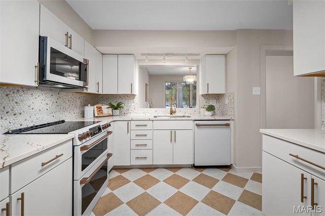 31 Bon Hills Drive, St Louis, MO 63132