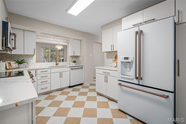 31 Bon Hills Drive, St Louis, MO 63132