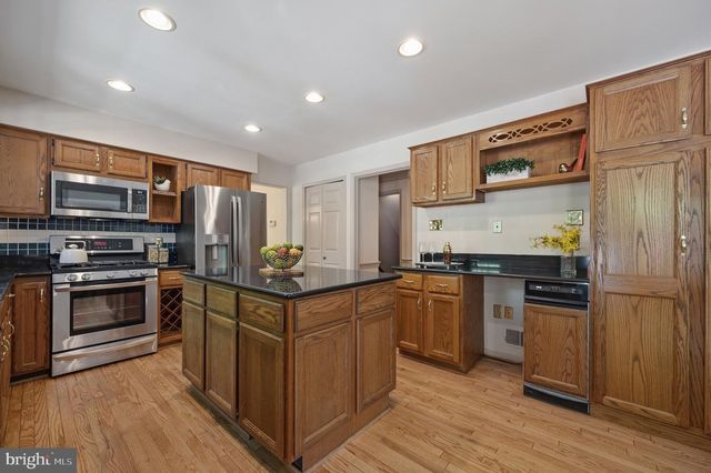 6830 BLUECURL CIR, Springfield, VA 22152