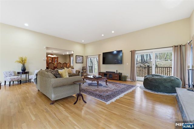 947 Franklin Lake Road, Franklin Lakes, NJ 07417