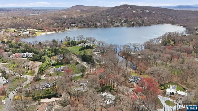 947 Franklin Lake Road, Franklin Lakes, NJ 07417