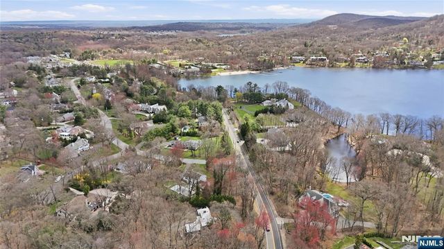 947 Franklin Lake Road, Franklin Lakes, NJ 07417