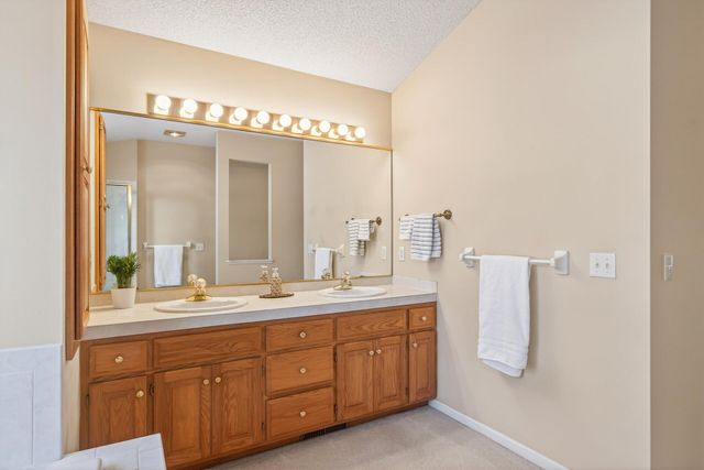 8810 Pointe Vista Drive, Victoria, MN 55386