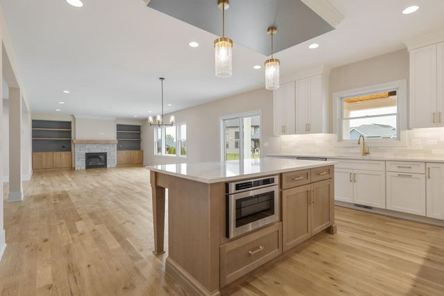 9770 Dunegrass Way, St. John, IN 46373