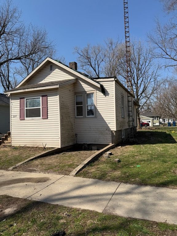 Image 2 of property listing at 229 N 6th Avenue, Kankakee, IL 60901