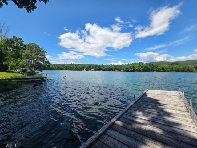 40 E Shore Dr, Hampton Twp., NJ 07860