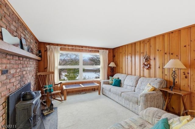 40 E Shore Dr, Hampton Twp., NJ 07860