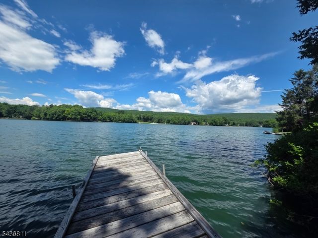40 E Shore Dr, Hampton Twp., NJ 07860