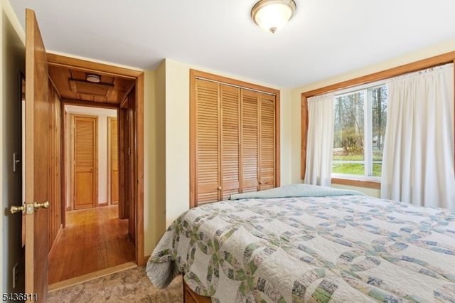 40 E Shore Dr, Hampton Twp., NJ 07860